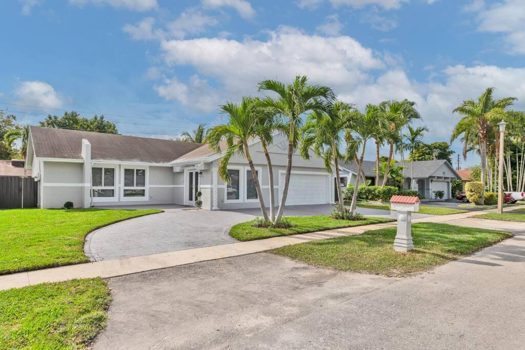 Spacious 4 Bedrooms, 2 Bathroom House With Pool Miramar Exterior photo