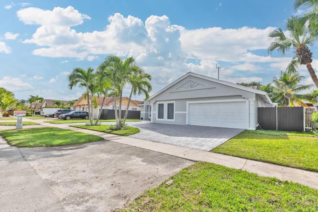 Spacious 4 Bedrooms, 2 Bathroom House With Pool Miramar Exterior photo